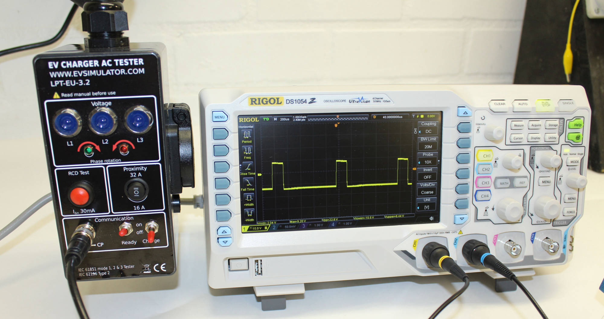 EV Simulator connected to oscilloscoop via BNC connector. The oscilloscoop shows a PWM signal with 26% duty cycle.